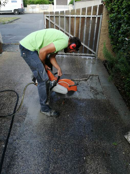 Comment réparer une canalisation d'évacuation enterrée sous la